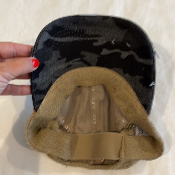 messy bun/ponytail trucker hat - Picture 7 of 7